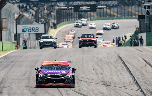 Fãs compartilham experiências com pilotos na Stock Car em Cascavel_x000D_