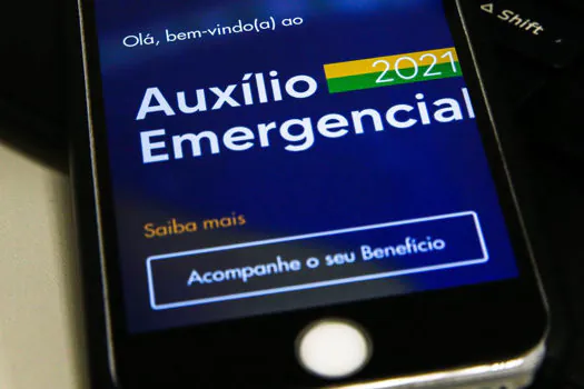 Pais solteiros recebem R$ 4,1 bi em retroativo do auxílio emergencial