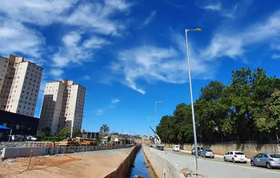 Avenida Luiz Ignácio de Anhaia Mello  recebe asfalto e iluminação de LED