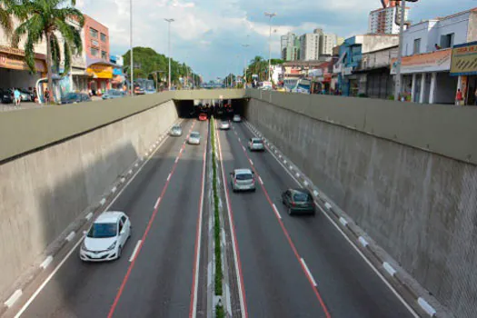 Semasa realiza manutenção de drenagem na Perimetral rebaixada