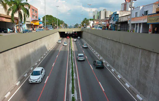 Semasa realiza manutenção de drenagem na Perimetral rebaixada