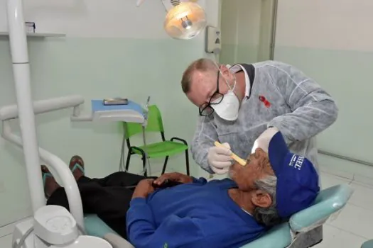 Pessoas em situação de rua passam por avaliação odontológica em Santo André