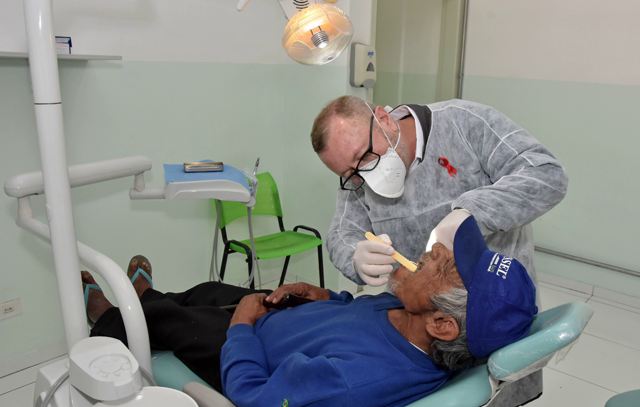 Pessoas em situação de rua passam por avaliação odontológica em Santo André