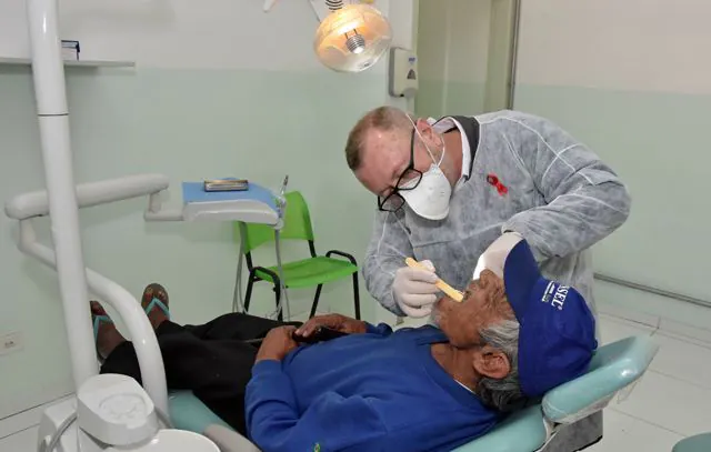 Pessoas em situação de rua passam por avaliação odontológica em Santo André