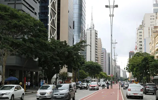 Avenida Paulista permanece aberta para carros durante dia de provas do Enem