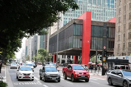 Av. Paulista recebe pontos de coleta verde, lixeiras e coletores de bitucas