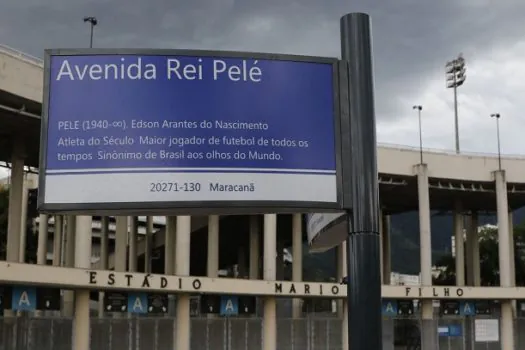 Prefeitura do Rio de Janeiro instala placas da Avenida Rei Pelé, em frente ao Maracanã