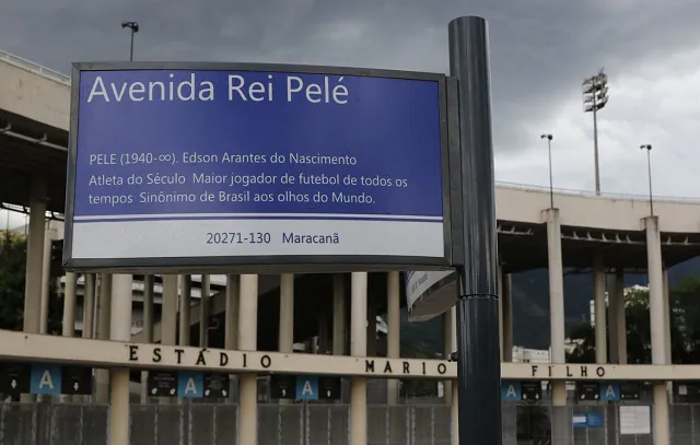 Prefeitura do Rio de Janeiro instala placas da Avenida Rei Pelé