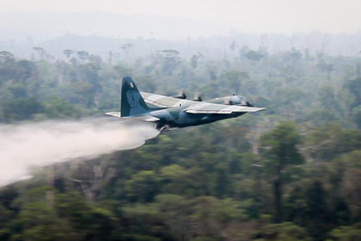 Três pessoas morreram nesta quinta-feira (23) na queda de um avião C-130 que estava envolv