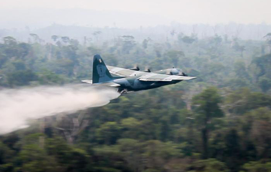 Três pessoas morreram nesta quinta-feira (23) na queda de um avião C-130 que estava envolv