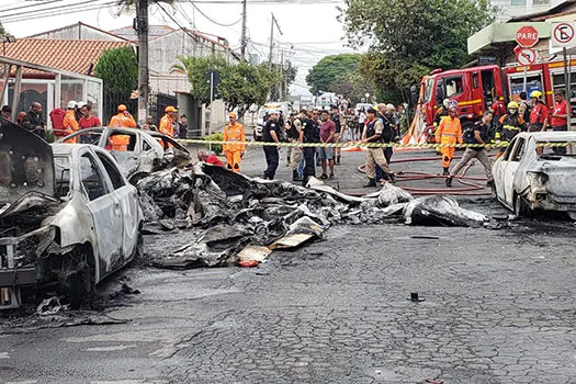 Avião cai em Belo Horizonte e mata três pessoas