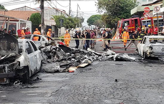 Avião cai em Belo Horizonte e mata três pessoas