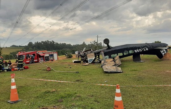 Avião com 9 pessoas cai em estrada de Boituva