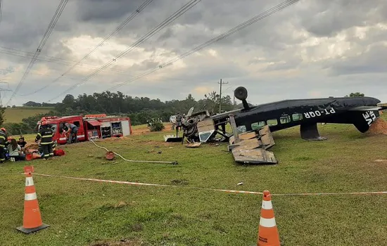 Avião com 9 pessoas cai em estrada de Boituva