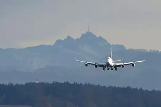 Avião realiza pouso de emergência no aeroporto do Galeão, no Rio de Janeiro