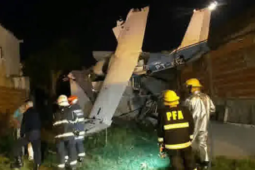 Avião com passageiros brasileiros cai sobre casa na Argentina e ocupantes sobrevivem