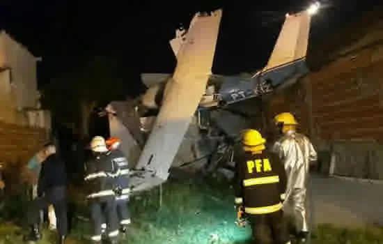 Avião com passageiros brasileiros cai sobre casa na Argentina e ocupantes sobrevivem