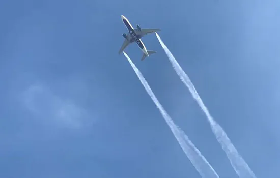 Avião é obrigado a jogar combustível sobre escola em Los Angeles