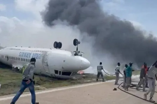 Avião fica de “ponta cabeça” durante pouso na Somália, e todos a bordo sobrevivem