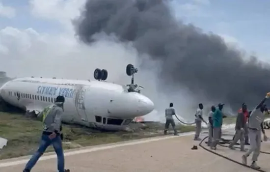 Avião fica de “ponta cabeça” durante pouso na Somália