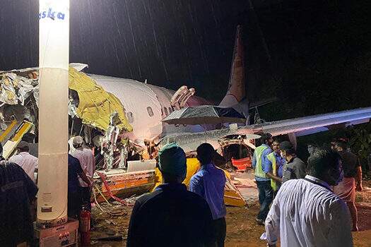 Acidente de avião na Índia mata 16 e fere 123