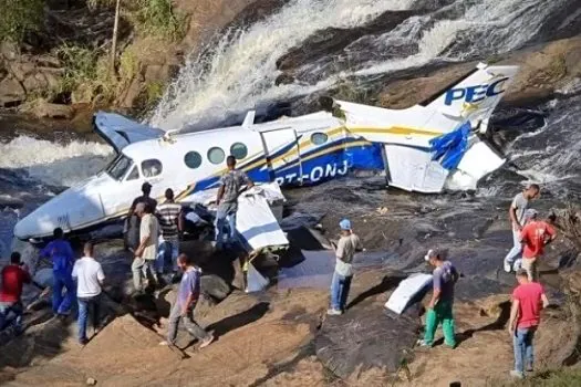 Motores do avião que caiu com Marília Mendonça são resgatados