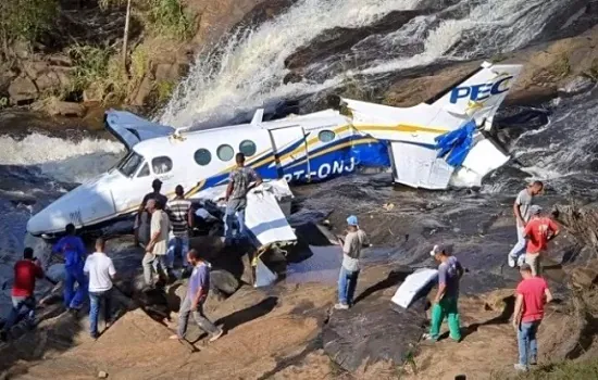 Motores do avião que caiu com Marília Mendonça são resgatados