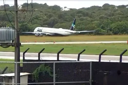 Avião perde controle e sai da pista durante pouso no Aeroporto Internacional de Salvador