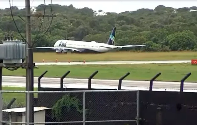 Avião perde controle e sai da pista durante pouso no Aeroporto Internacional de Salvador