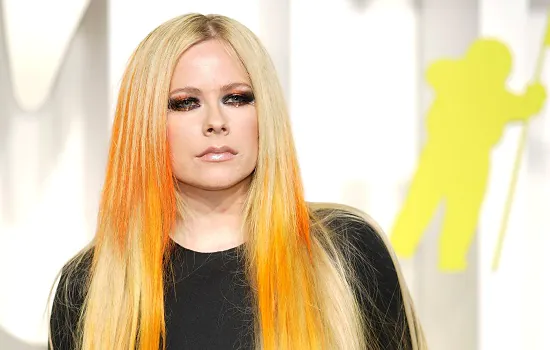 Avril Lavigne anuncia que está trabalhando em novo álbum