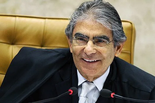 Forças Armadas não podem se ‘rebelar’ contra a democracia, diz Ayres Britto