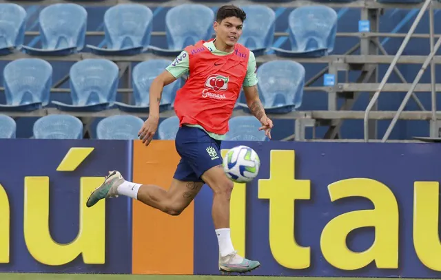 Ayrton Lucas e Joelinton serão titulares contra Guiné em estreia na seleção brasileira