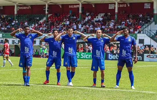 AZULÃO vira em Santos