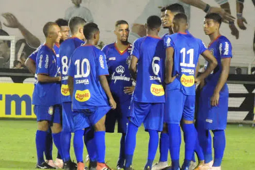 Perto de classificação, elenco do Azulinho festeja vitória contra o Santos