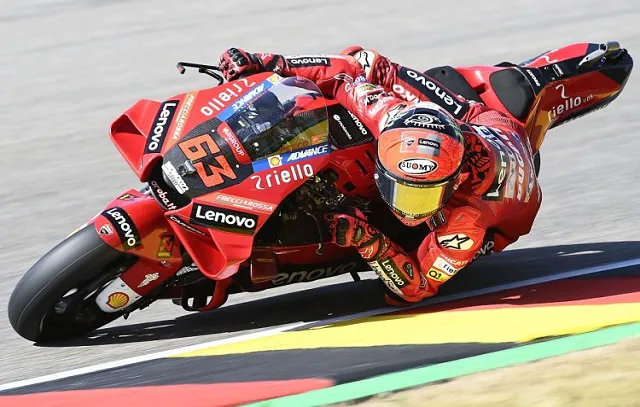 Pecco Bagnaia supera chuva e crava a pole na etapa da Alemanha da Moto GP