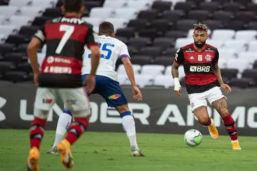 Pressionado, Flamengo tenta vencer Bahia para se reerguer na reta final