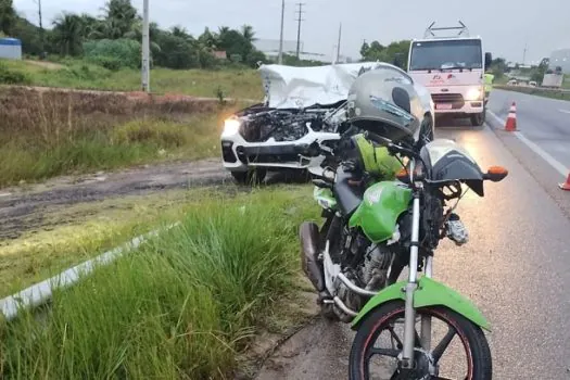 Atacante do Bahia atropela cavalo na estrada, tem carro destruído, mas passa bem