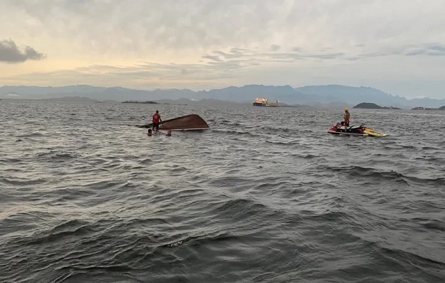 Traineira naufraga na Baía de Guanabara e deixa cinco mortos e três desaparecidos