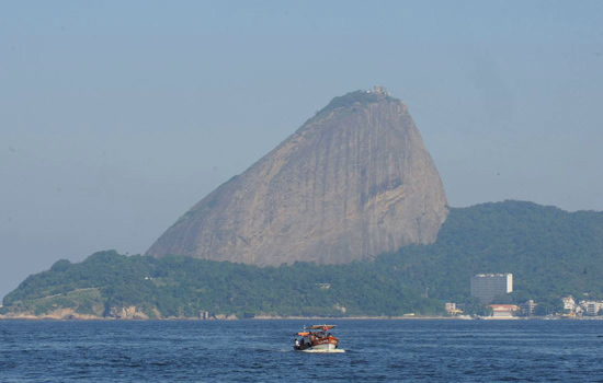 UFF desenvolve barco autônomo para monitorar poluição das águas na região do RJ