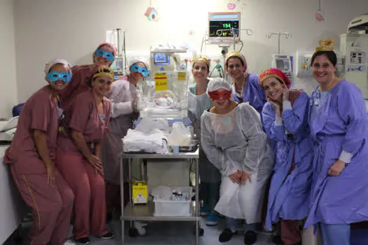 Hospital Brasil promove Carnaval para pais de bebês da UTI Neonatal