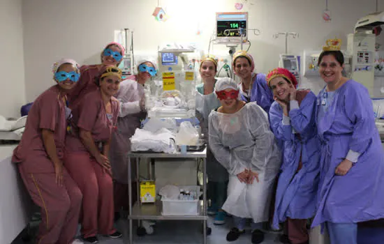 Hospital Brasil promove Carnaval para pais de bebês da UTI Neonatal