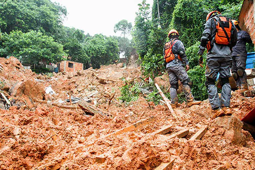 Buscas por desaparecidos na Baixa Santista entram no 3º dia; mortes chegam a 27