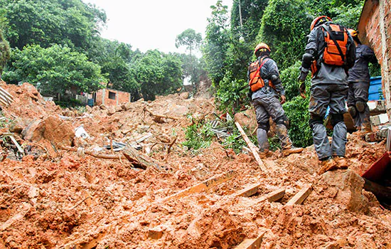 Buscas por desaparecidos na Baixa Santista entram no 3º dia; mortes chegam a 27