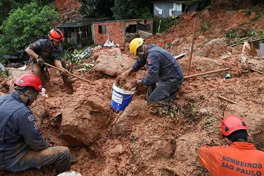 _x000D_Mortes pela chuva na Baixada Santista chegam a 39; ainda há 41 desaparecidos_x000D_