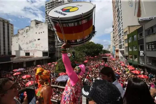 Baixo Augusta volta a desfilar após 2 anos e arrasta multidão pelo centro de SP