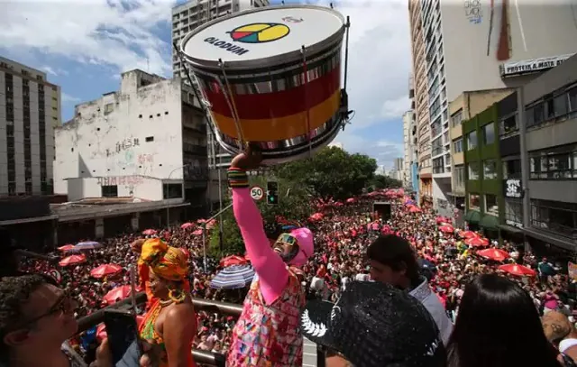 Baixo Augusta volta a desfilar após 2 anos e arrasta multidão pelo centro de SP