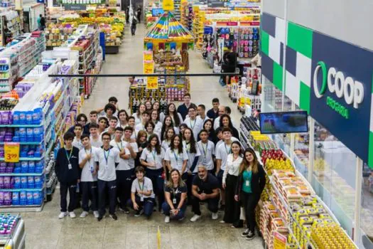 Em visita monitorada, COOP apresenta o funcionamento de um supermercado