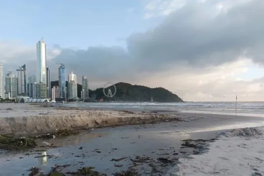 Balneário Camboriú: Chuvas deixam valas em praia alargada