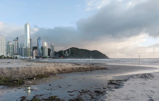 Balneário Camboriú: Chuvas deixam valas em praia alargada