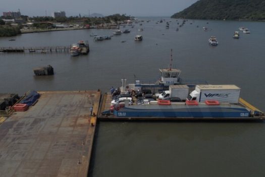 Ciclone: travessia de balsa opera com restrição entre Guarujá e Bertioga